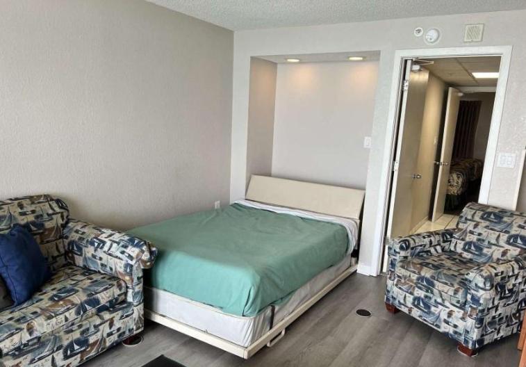 Holiday home Updated One Bedroom Condo- Boardwalk Unit 837 - Direct Oceanfront! Sleeps 8!