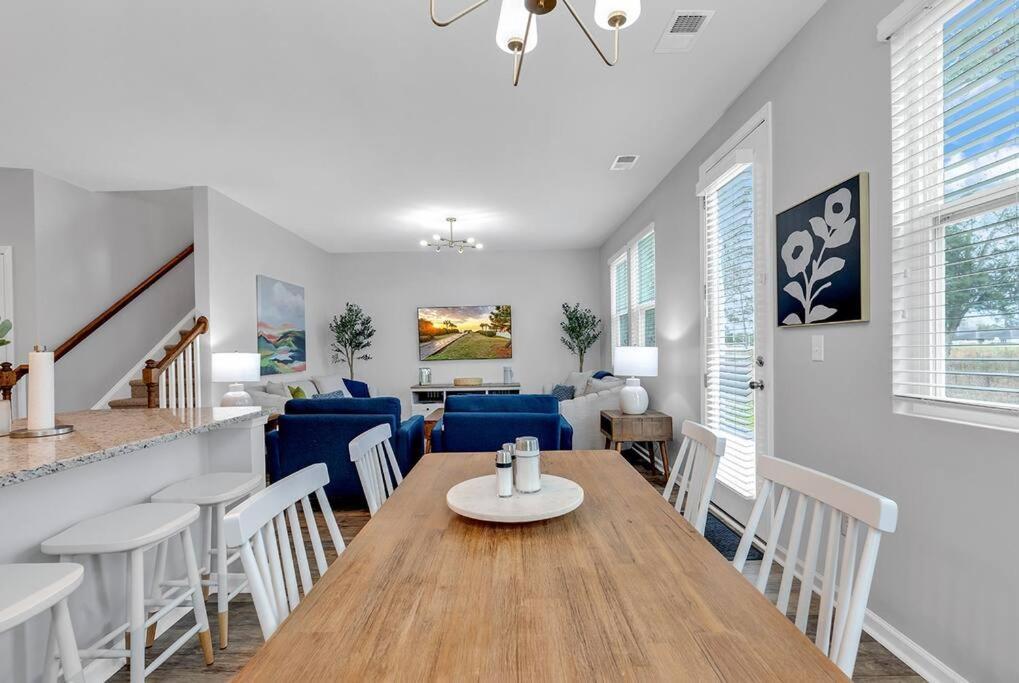 Fall 4br Getaway: Premier Golf, Shopping, Beach! Holiday home *