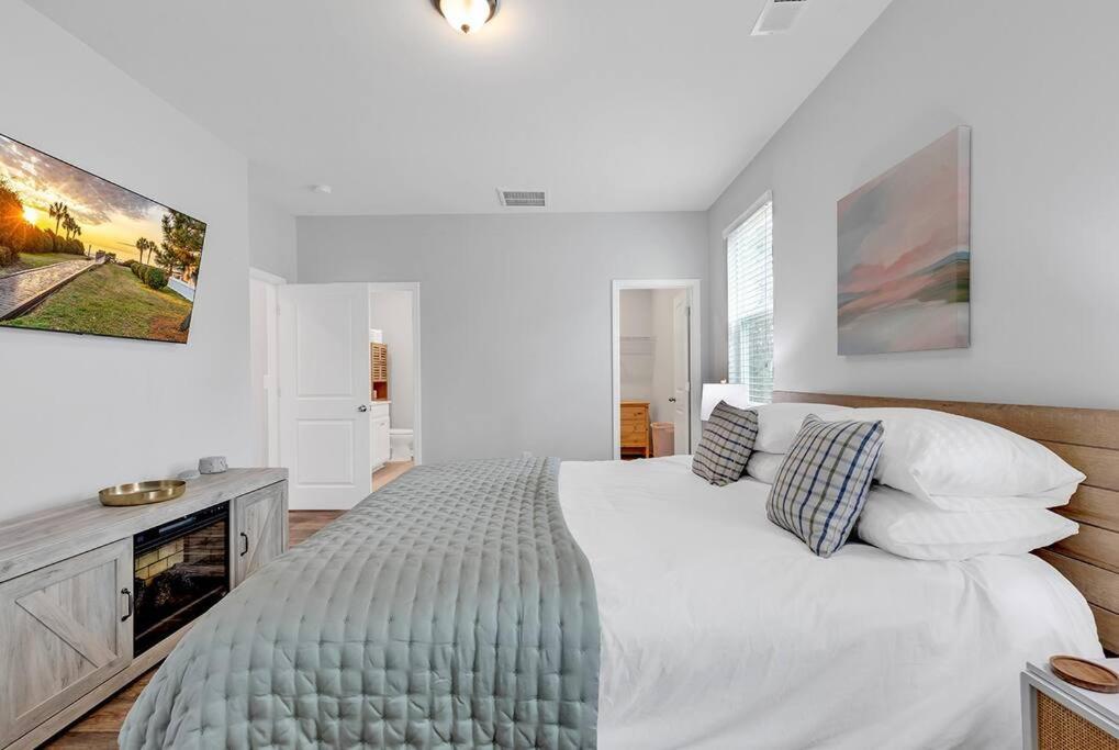Fall 4br Getaway: Premier Golf, Shopping, Beach! Holiday home *