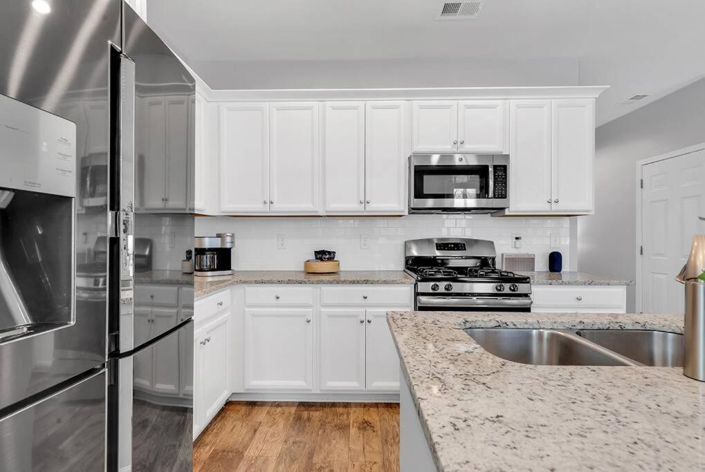 Fall 4br Getaway: Premier Golf, Shopping, Beach! Holiday home