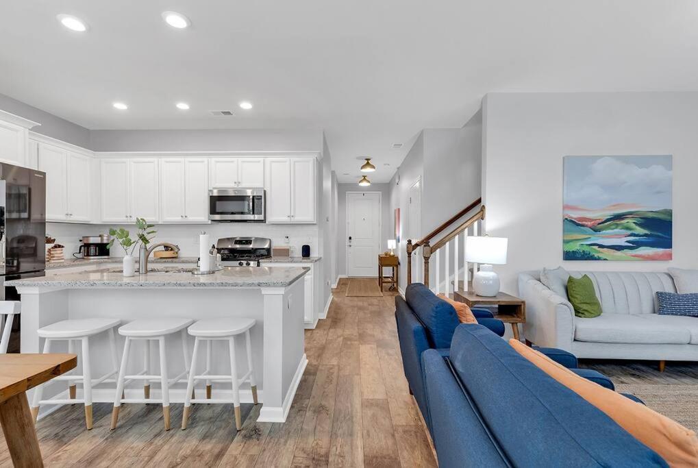 Fall 4br Getaway: Premier Golf, Shopping, Beach! Holiday home *
