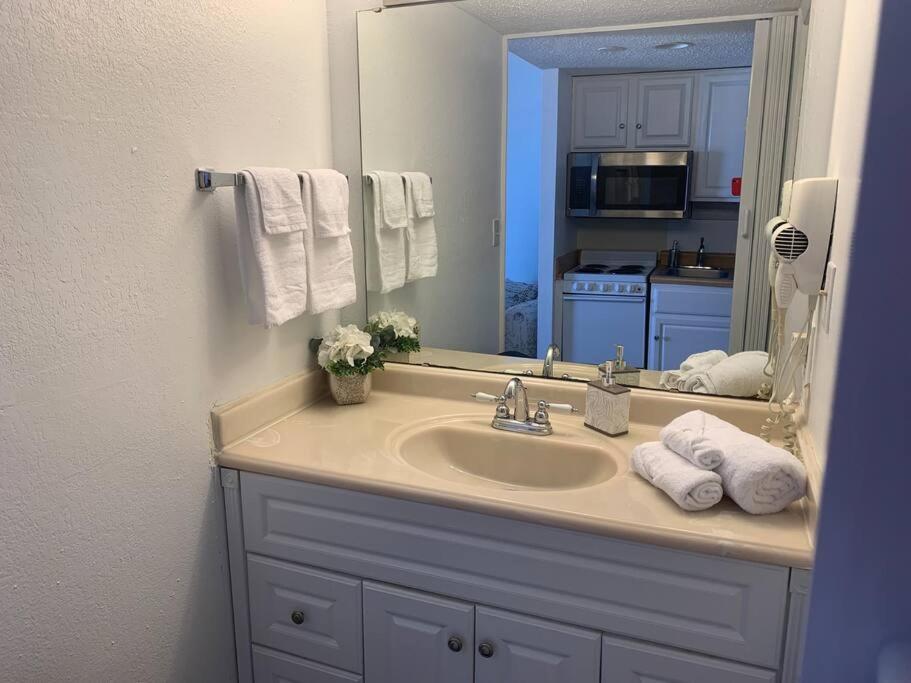 Royal Retreat-amazing View-king Bed-1 Bedroom-full Kitchen-free Parking-self Check-in * Myrtle Beach