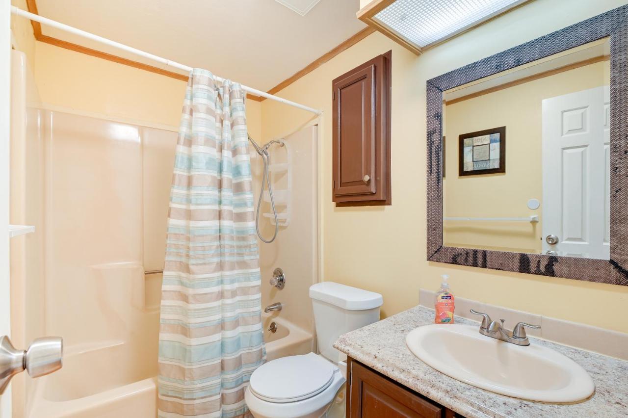 Holiday home Surfside With Community Perks Near Ocean!