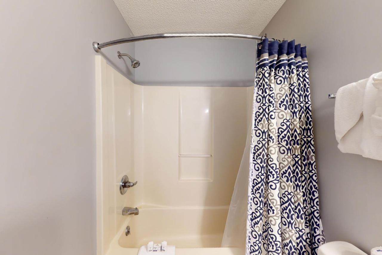 The Blue Shell, Unit C Apartment *