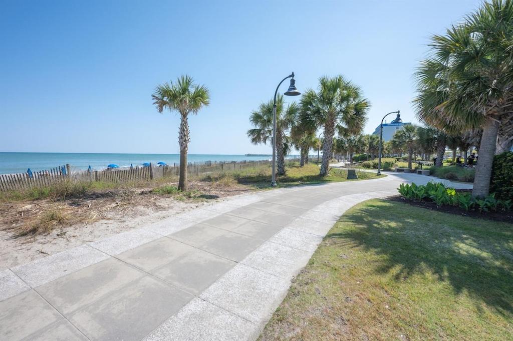 Apartment Oceanfront,heated Pools,boardwalk, Location,views!
