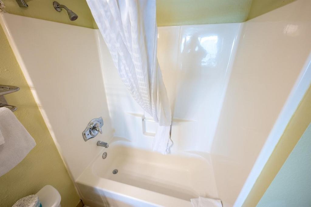 Apartment Oceanfront,heated Pools,boardwalk, Location,views! *