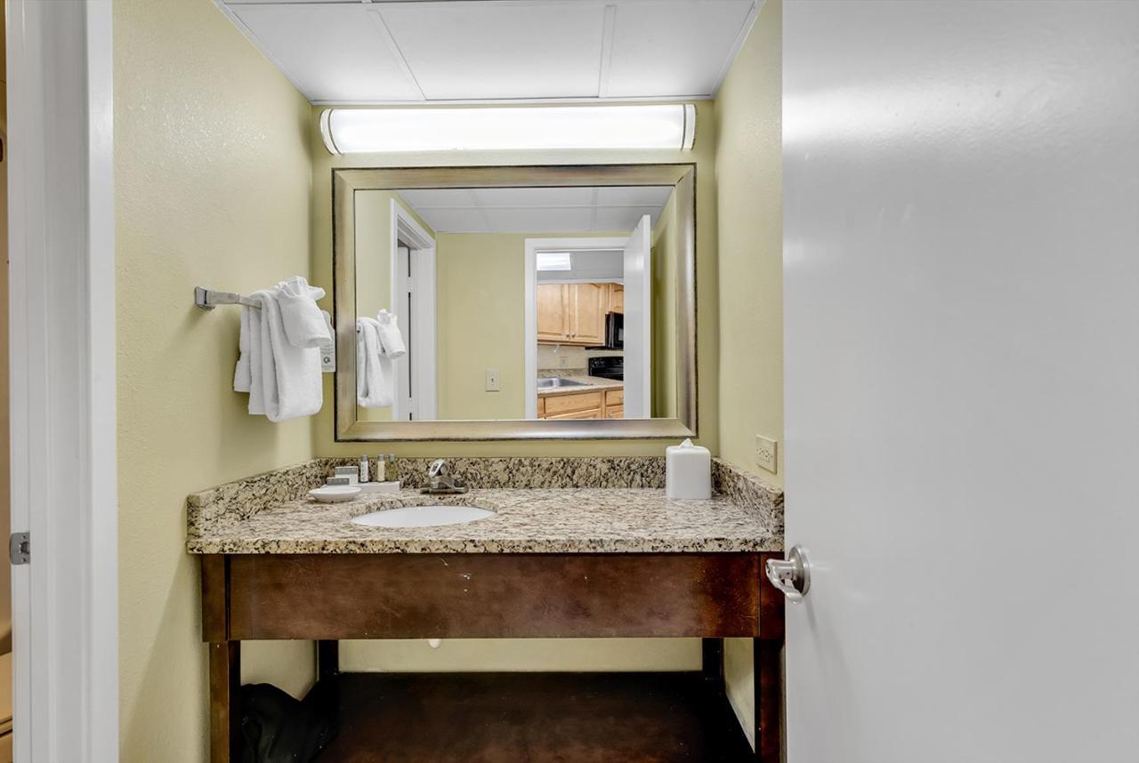 Compass Cove 1052 *