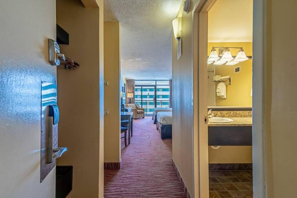 Remodeled Condo, Waterpark View At Landmark *