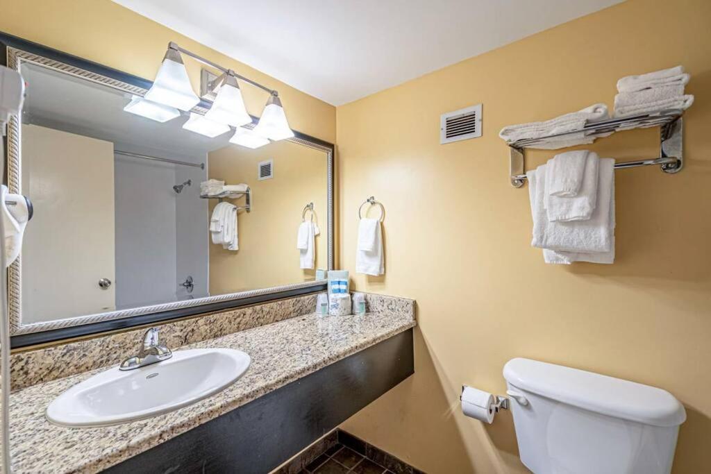 Remodeled Condo, Waterpark View At Landmark Myrtle Beach