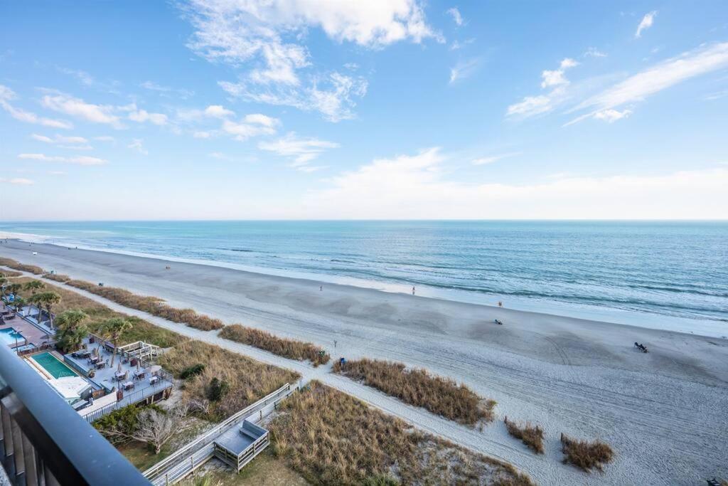 Recently Renovated, Oceanfront View, Heated Pools! Holiday home