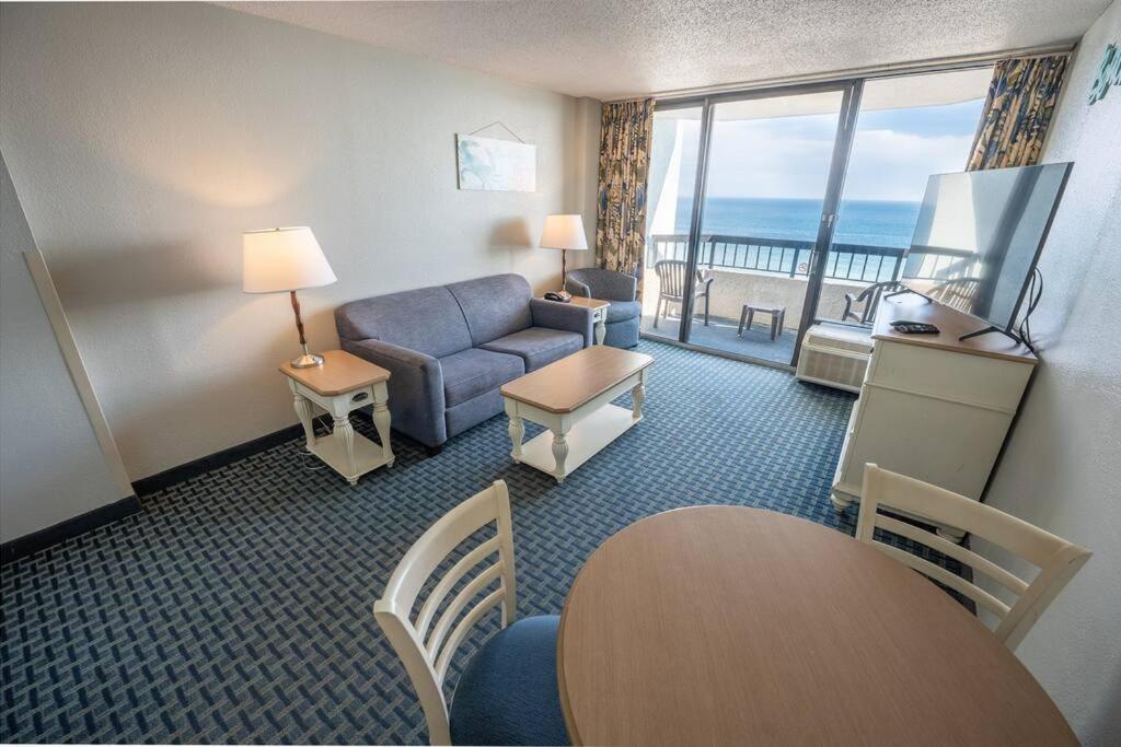 Recently Renovated, Oceanfront View, Heated Pools! Holiday home *