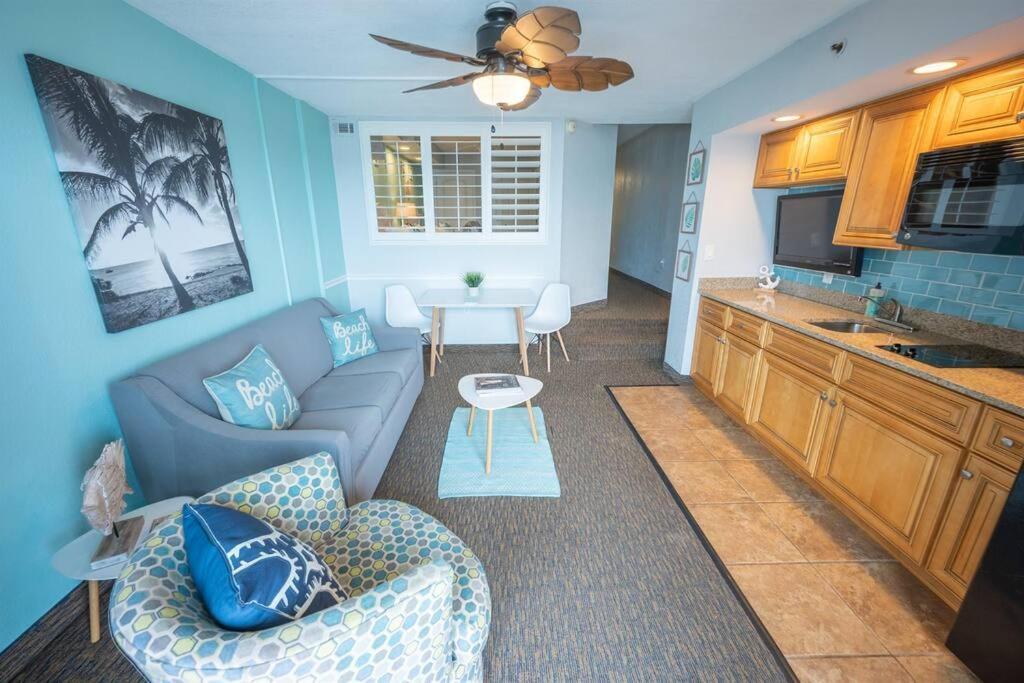 Newly Renovated Oceanfront Direct,incredible Pools Holiday home *