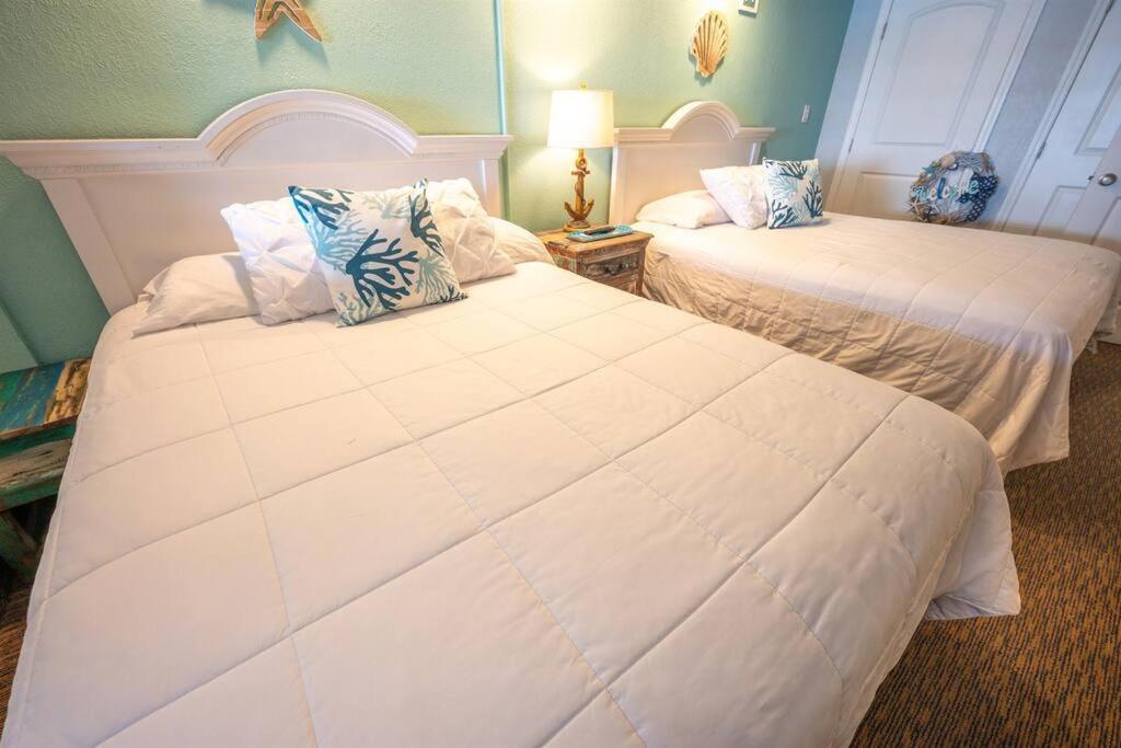 Newly Renovated Oceanfront Direct,incredible Pools Holiday home