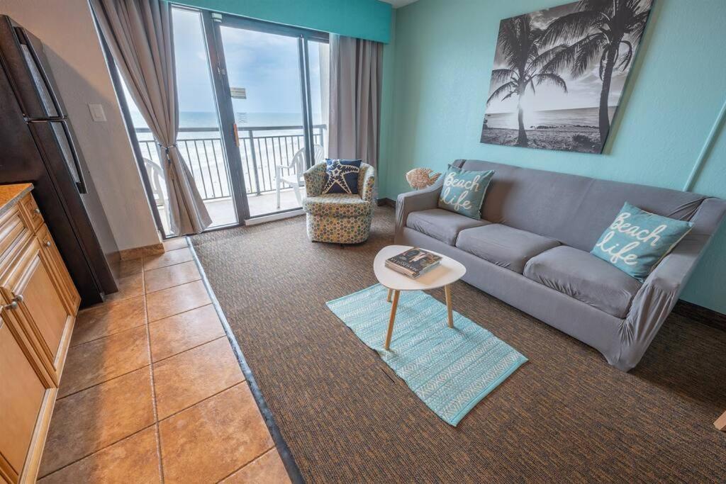 Newly Renovated Oceanfront Direct,incredible Pools Holiday home