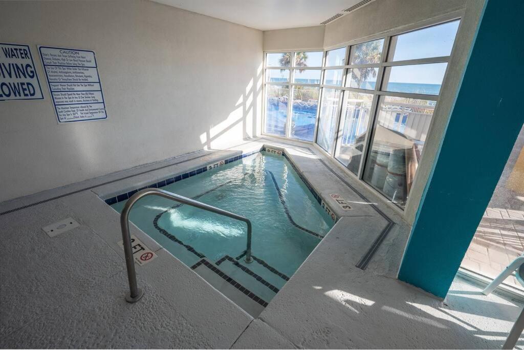 Baywatch Renovated, Unobstructed Oceanfront Views! Holiday home *