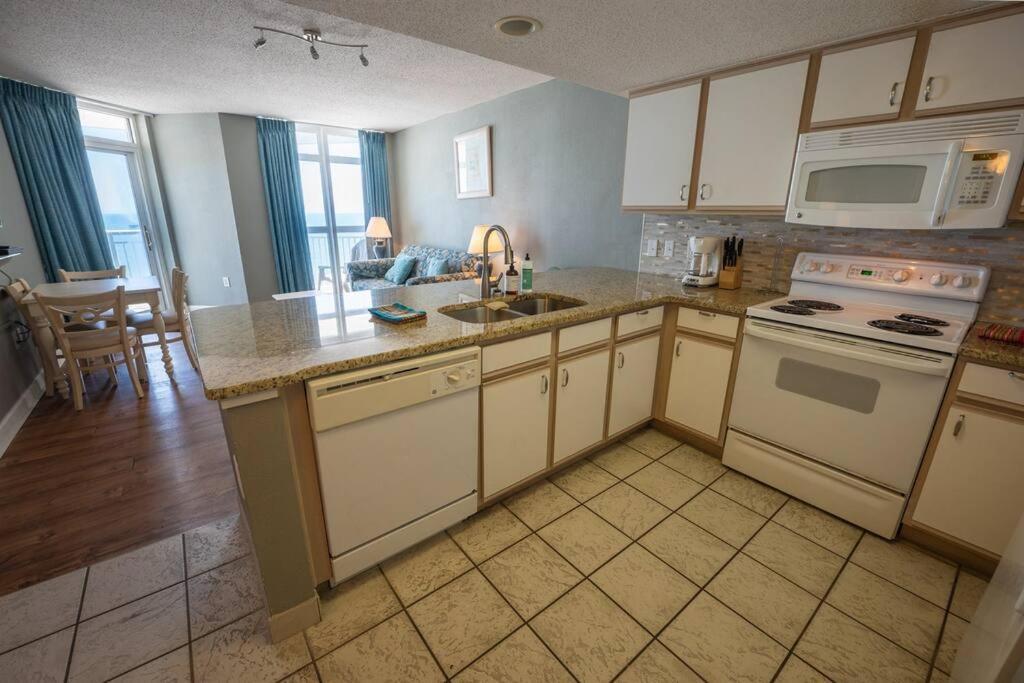 Baywatch Renovated, Unobstructed Oceanfront Views! Holiday home
