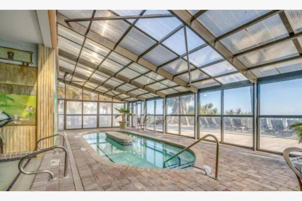 Seaside Oasis Oceanfront With Balcony 1124 *