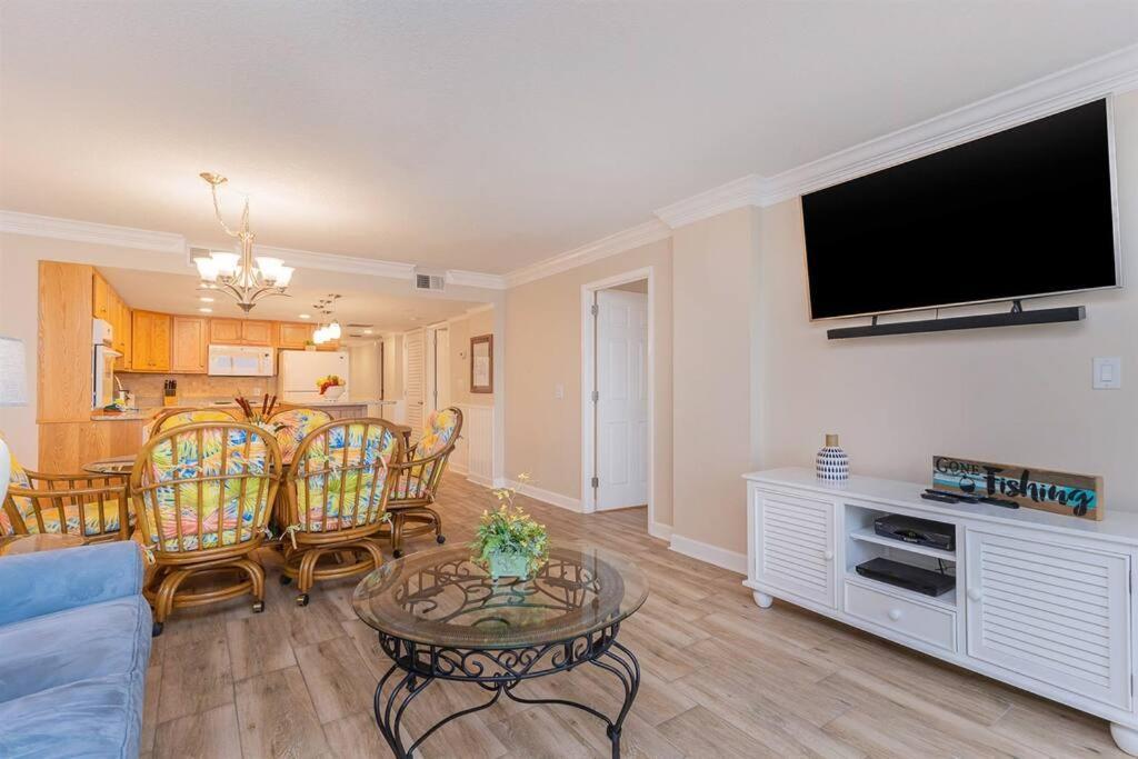Holiday home Recently Renovated, Oceanfront,great Views,pools!