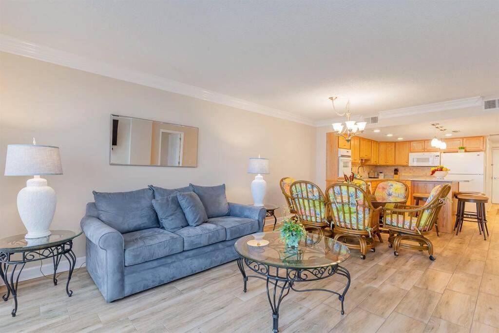 Recently Renovated, Oceanfront,great Views,pools! Holiday home