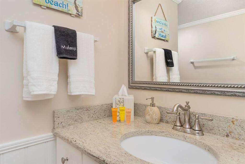 Holiday home Recently Renovated, Oceanfront,great Views,pools!