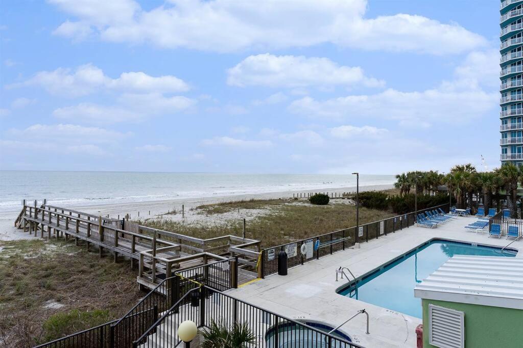 Recently Renovated, Oceanfront,great Views,pools! Holiday home