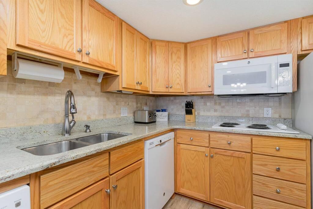 Recently Renovated, Oceanfront,great Views,pools! Holiday home