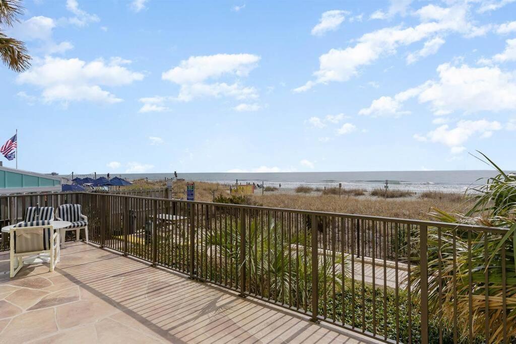 Recently Renovated, Oceanfront,great Views,pools! Holiday home *