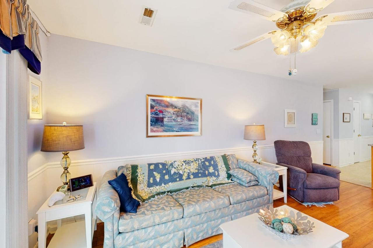 Emerald Pointe 1-c Apartment