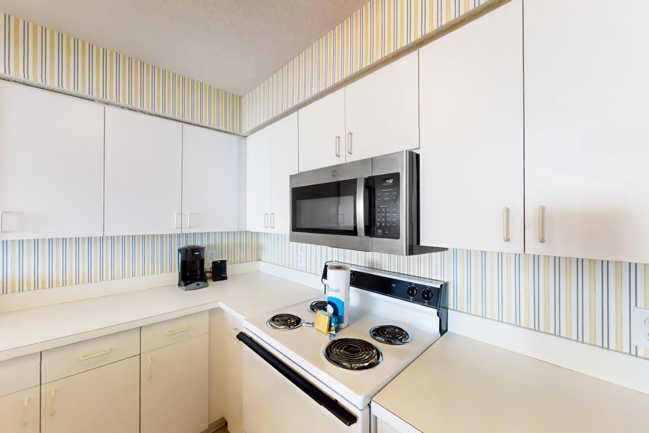 Club Iii 8-d Apartment