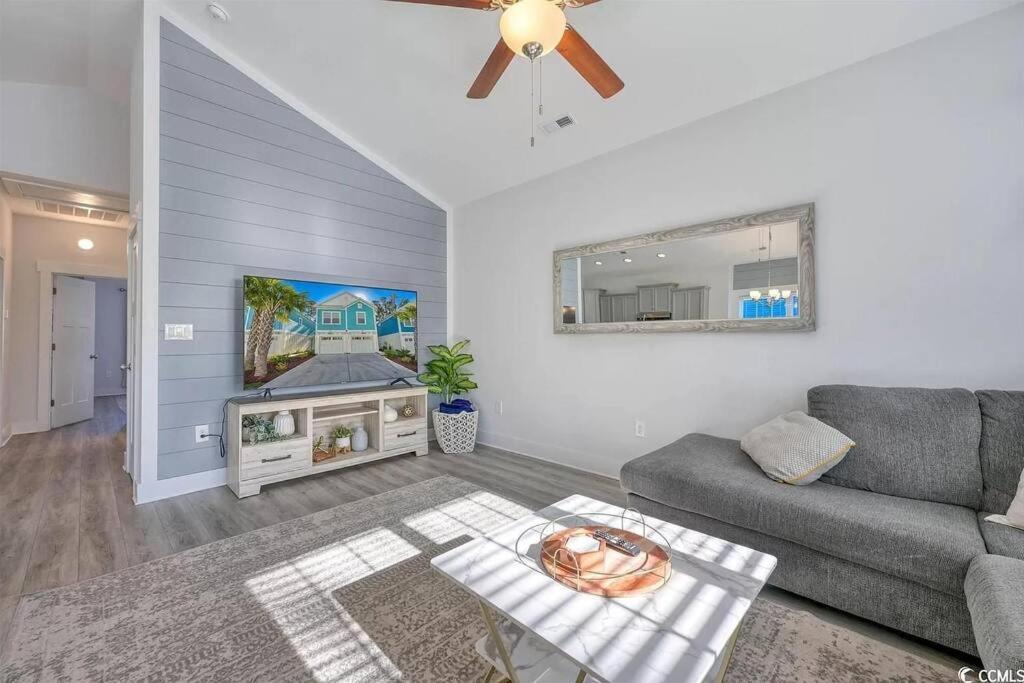 Brand New 3 Bed 2 And Half Bath, 4min Walk To Beach Holiday home *