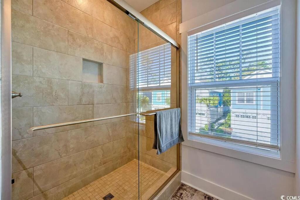 Brand New 3 Bed 2 And Half Bath, 4min Walk To Beach