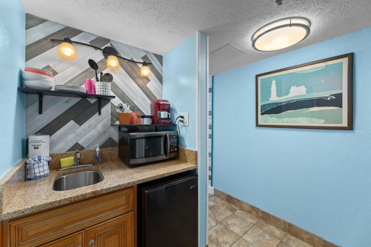 Cozy Oceanview Studio, Sleeps 4 * Myrtle Beach