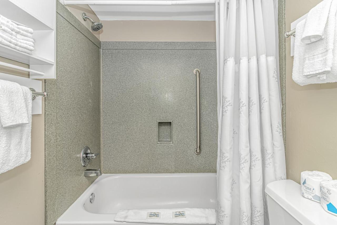 Stunning With Impeccable Oceanfront Views! Beautifully Updated - Palace 1202 Myrtle Beach
