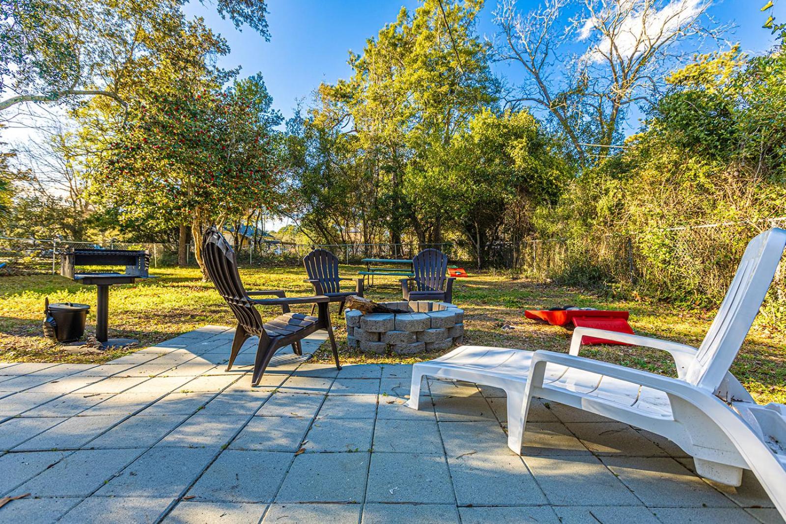 Beachy Central, Near Beach, 2 King Beds, Crib, Huge Private Yard, Patio, Porch, Bbq, & Firepit Holiday home *