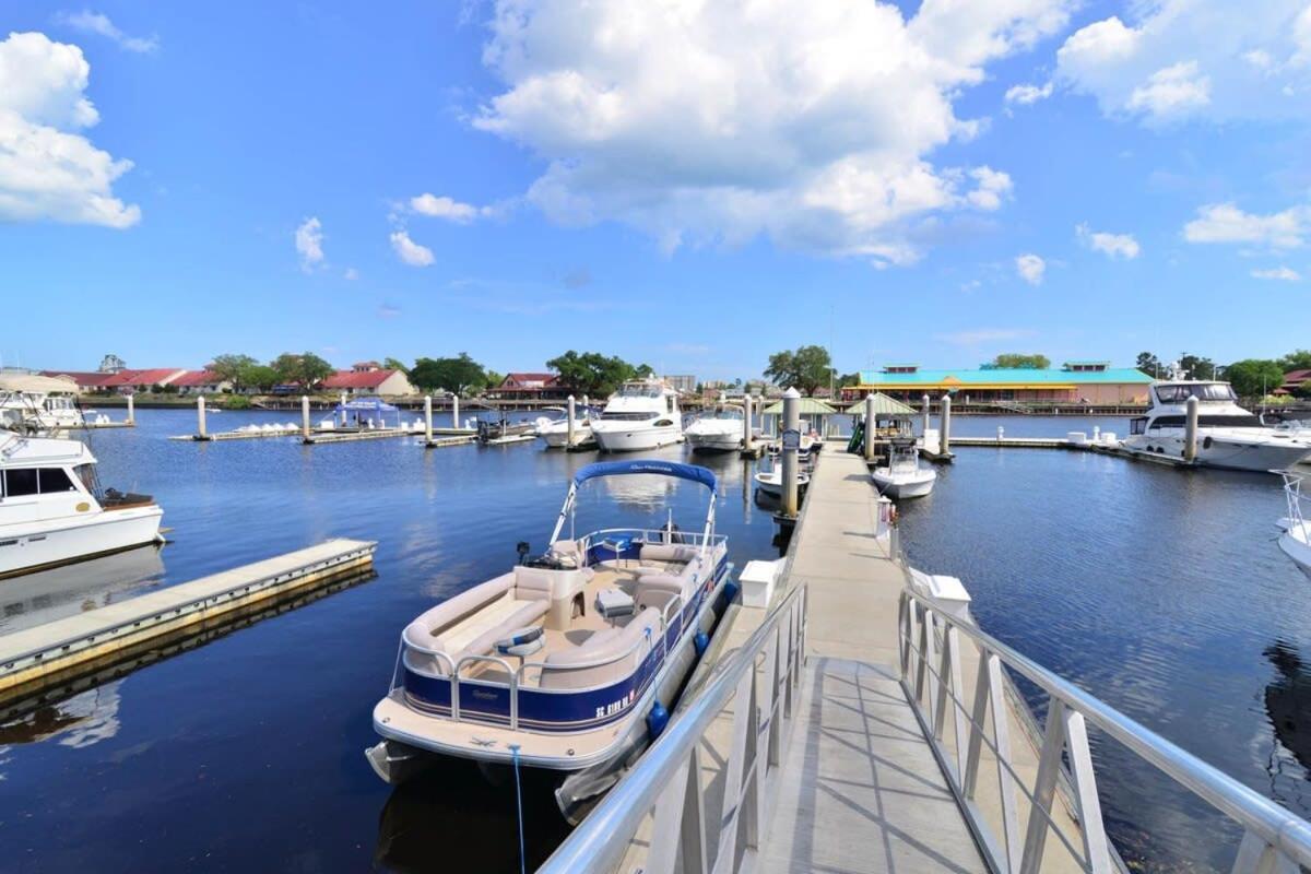 Holiday home Huge Yacht Waterfront Paradise 15000sf Pool Hot Tub Myrtle Beach