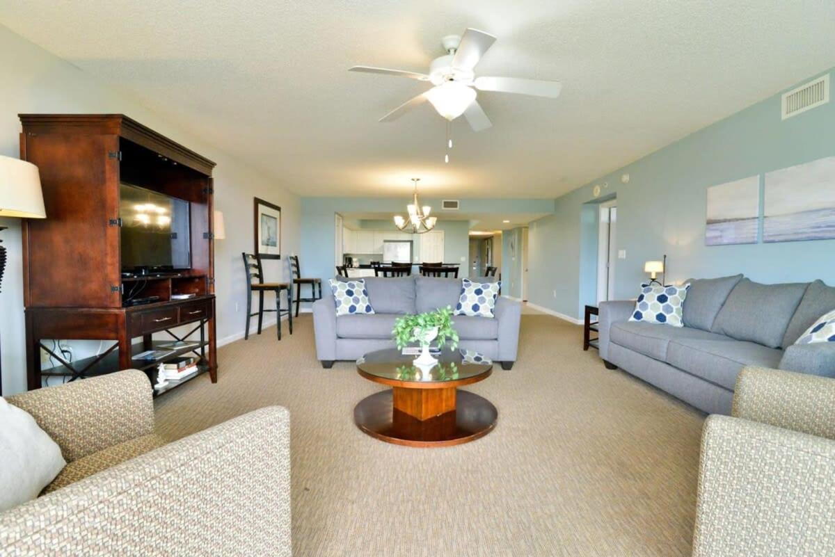 Holiday home Huge Yacht Waterfront Paradise 15000sf Pool Hot Tub