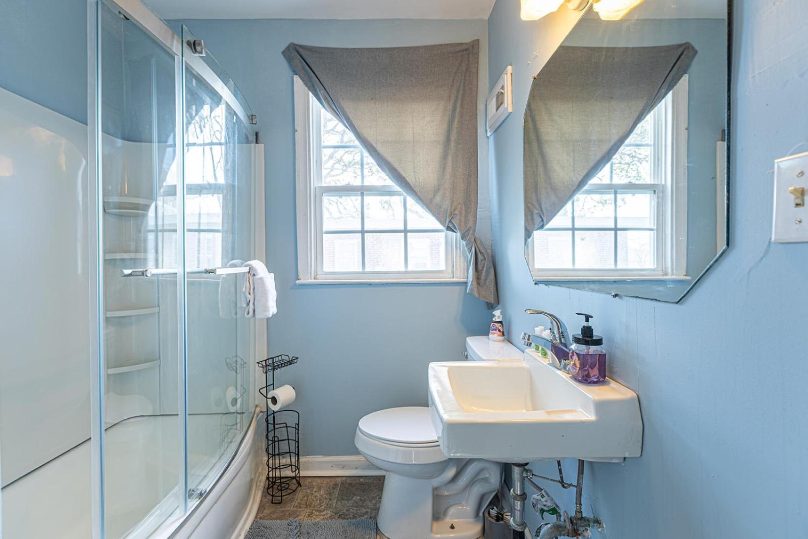 Beachy Central, Near Beach, 2 King Beds, Crib, Huge Private Yard, Patio, Porch, Bbq, & Firepit
