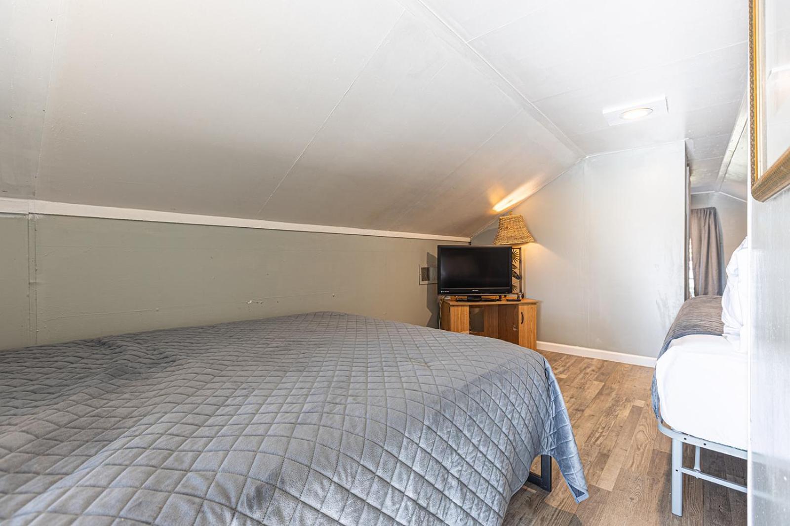 Beachy Central, Near Beach, 2 King Beds, Crib, Huge Private Yard, Patio, Porch, Bbq, & Firepit