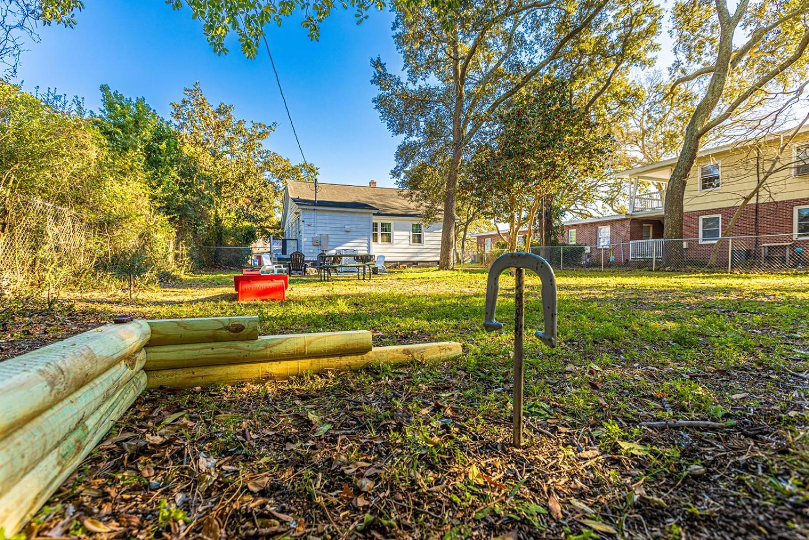 Beachy Central, Near Beach, 2 King Beds, Crib, Huge Private Yard, Patio, Porch, Bbq, & Firepit Holiday home