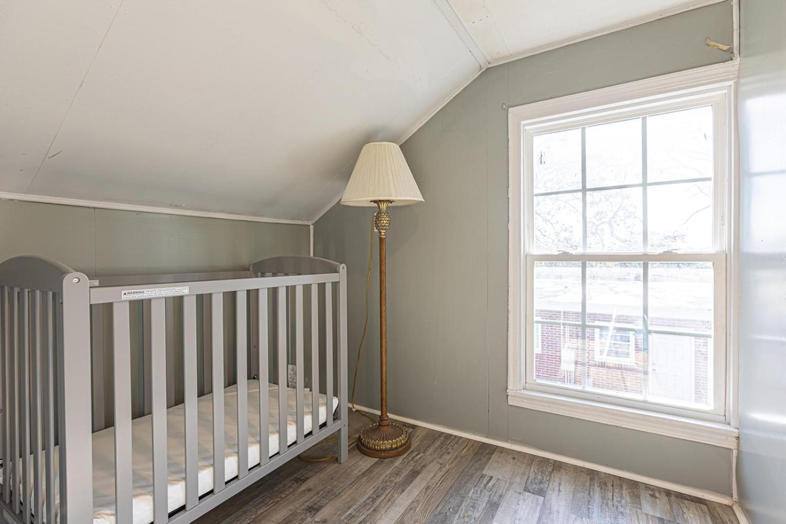 Beachy Central, Near Beach, 2 King Beds, Crib, Huge Private Yard, Patio, Porch, Bbq, & Firepit