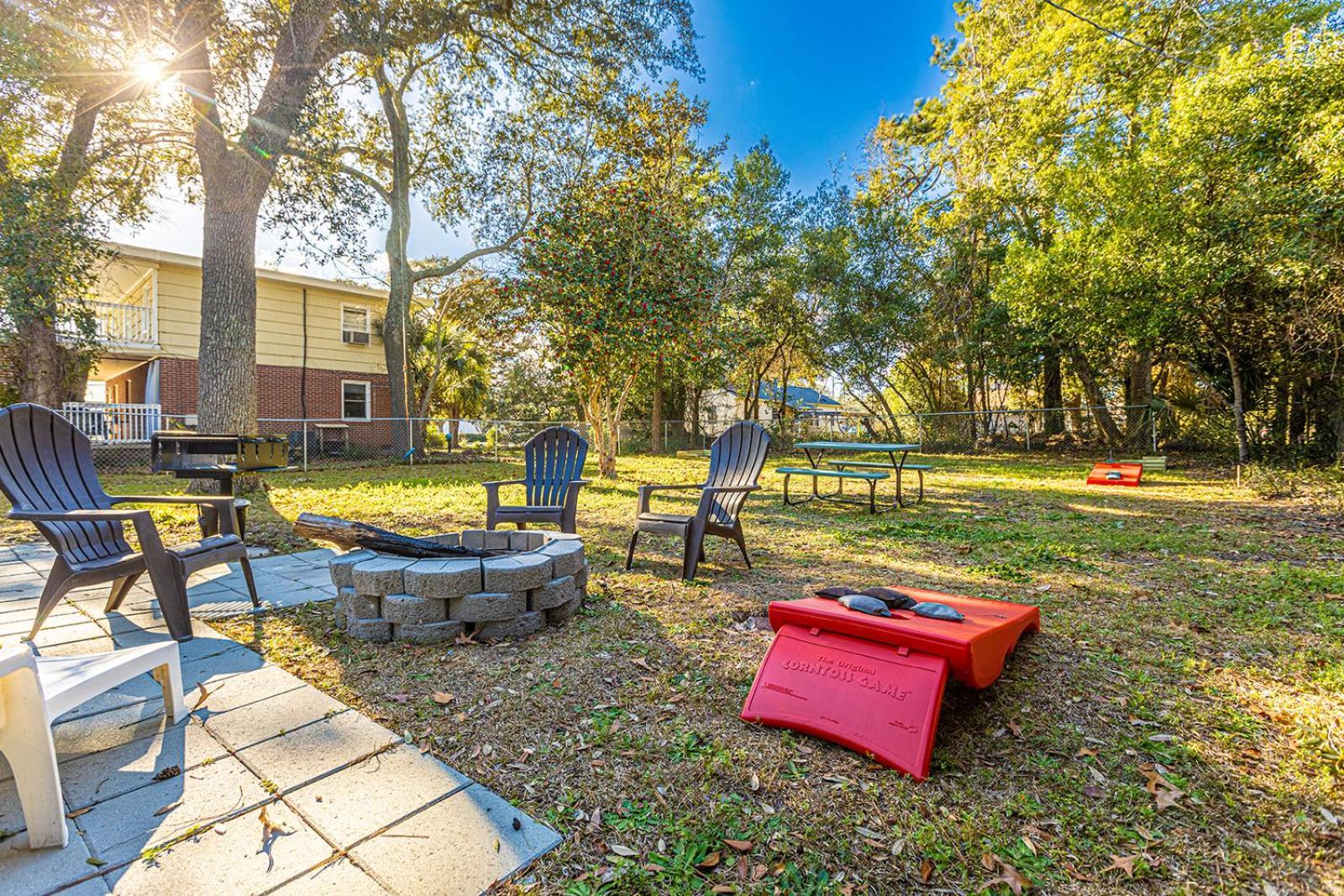 Beachy Central, Near Beach, 2 King Beds, Crib, Huge Private Yard, Patio, Porch, Bbq, & Firepit Myrtle Beach