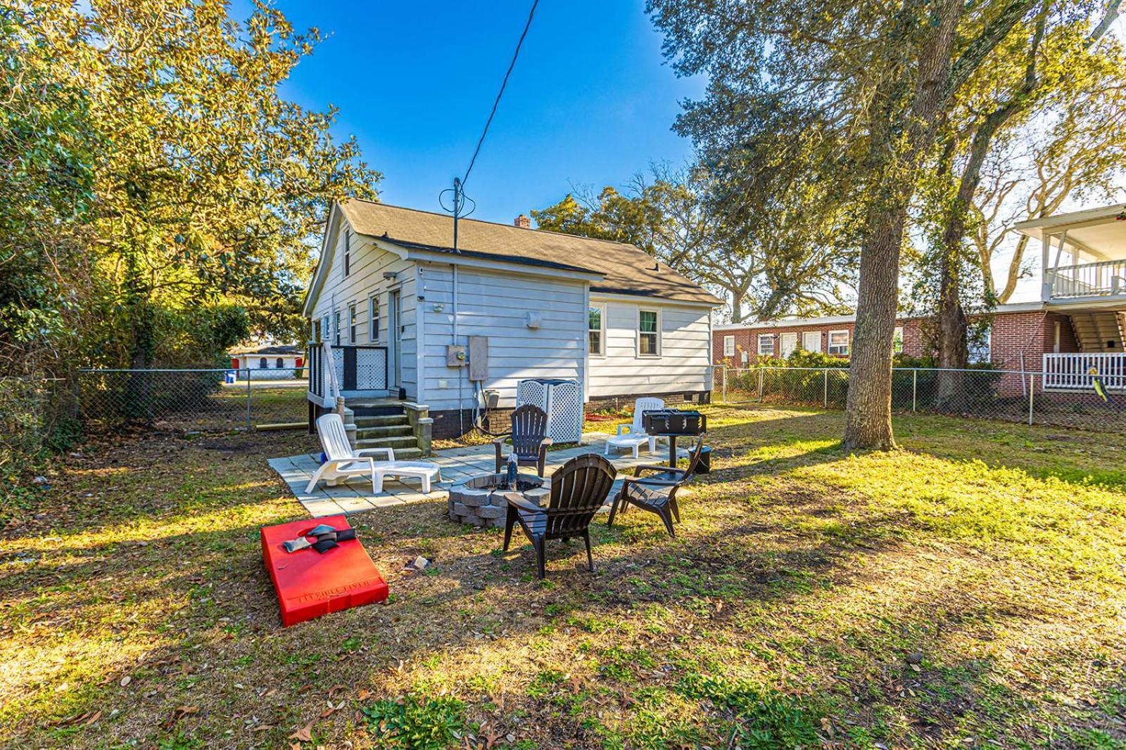 Holiday home Beachy Central, Near Beach, 2 King Beds, Crib, Huge Private Yard, Patio, Porch, Bbq, & Firepit