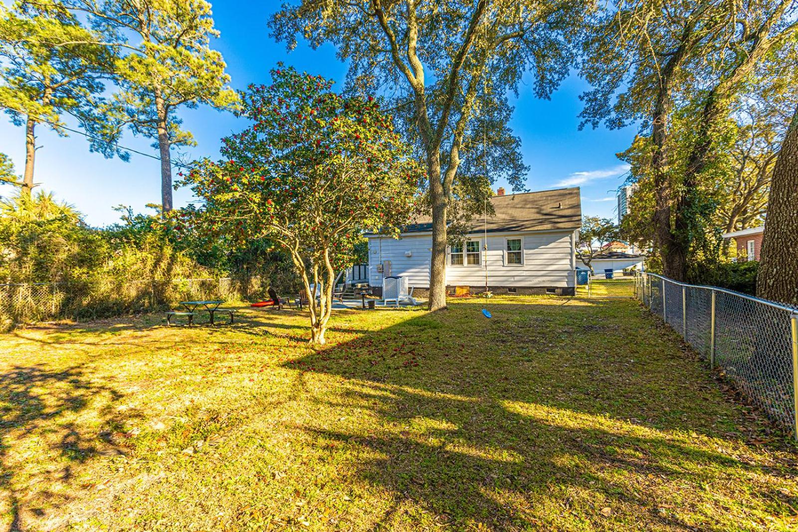 Beachy Central, Near Beach, 2 King Beds, Crib, Huge Private Yard, Patio, Porch, Bbq, & Firepit *