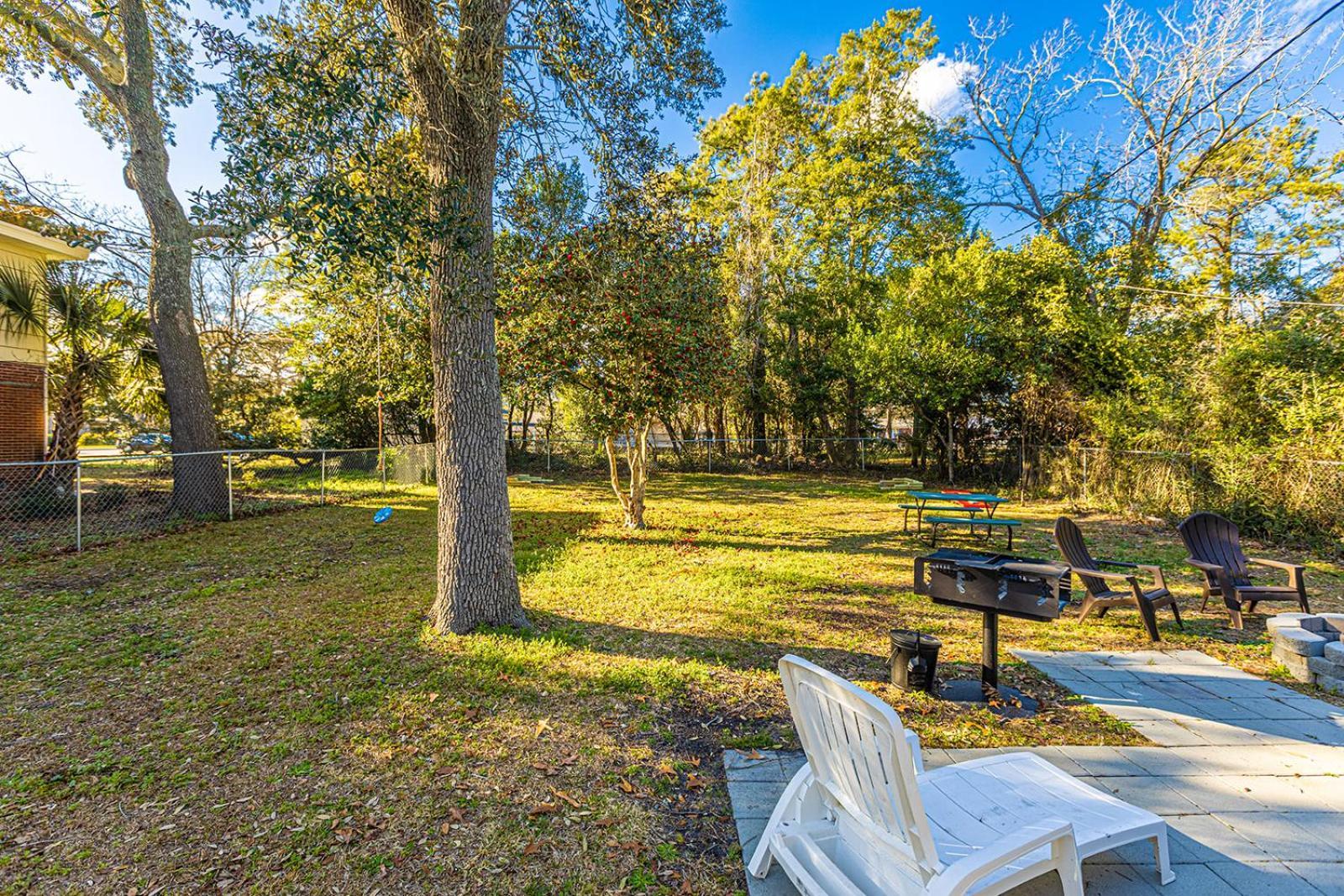 Beachy Central, Near Beach, 2 King Beds, Crib, Huge Private Yard, Patio, Porch, Bbq, & Firepit