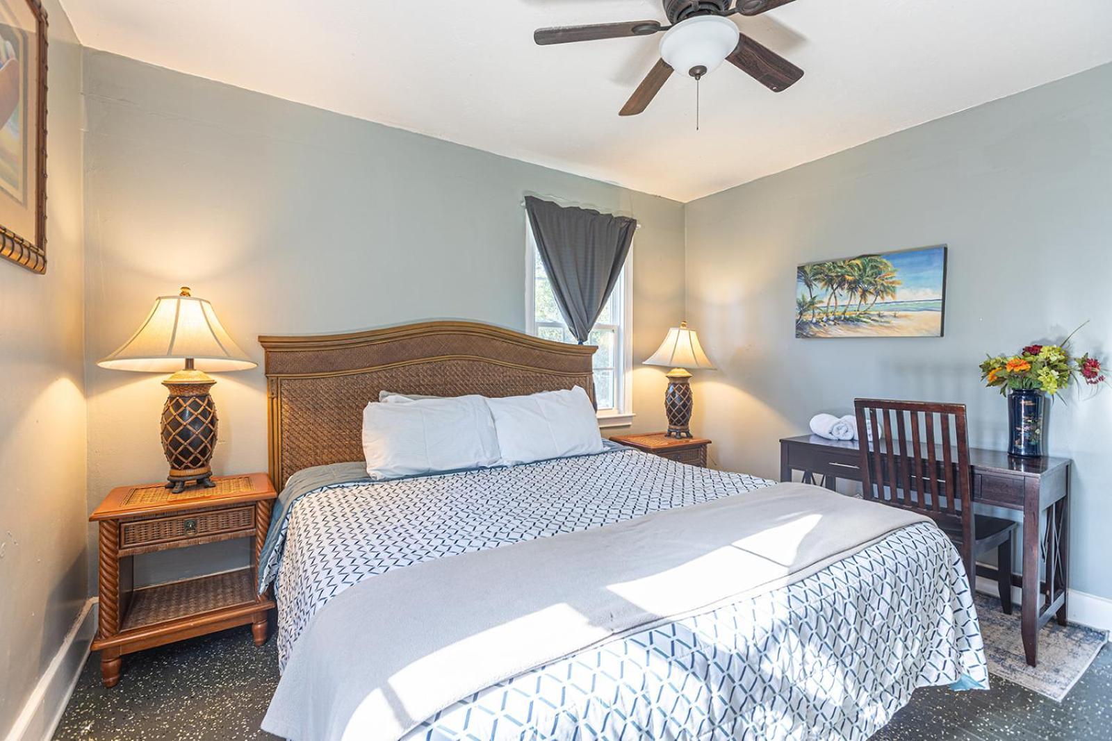 Holiday home Beachy Central, Near Beach, 2 King Beds, Crib, Huge Private Yard, Patio, Porch, Bbq, & Firepit *