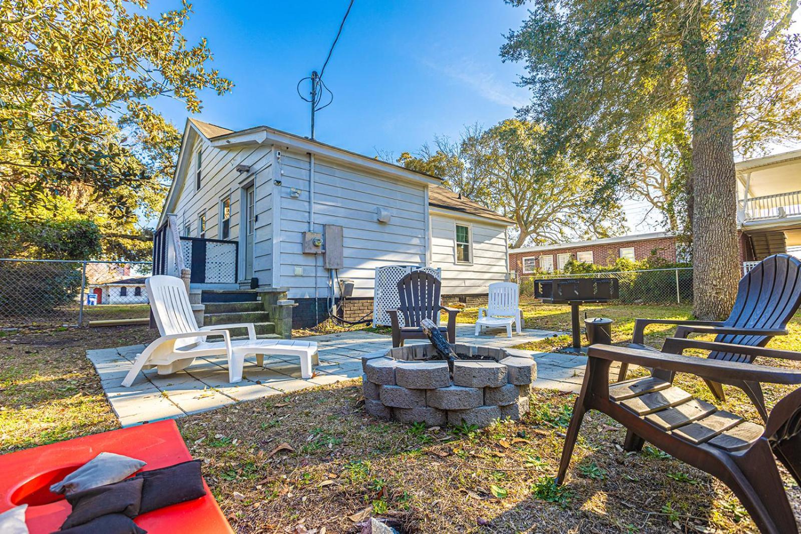 Beachy Central, Near Beach, 2 King Beds, Crib, Huge Private Yard, Patio, Porch, Bbq, & Firepit *