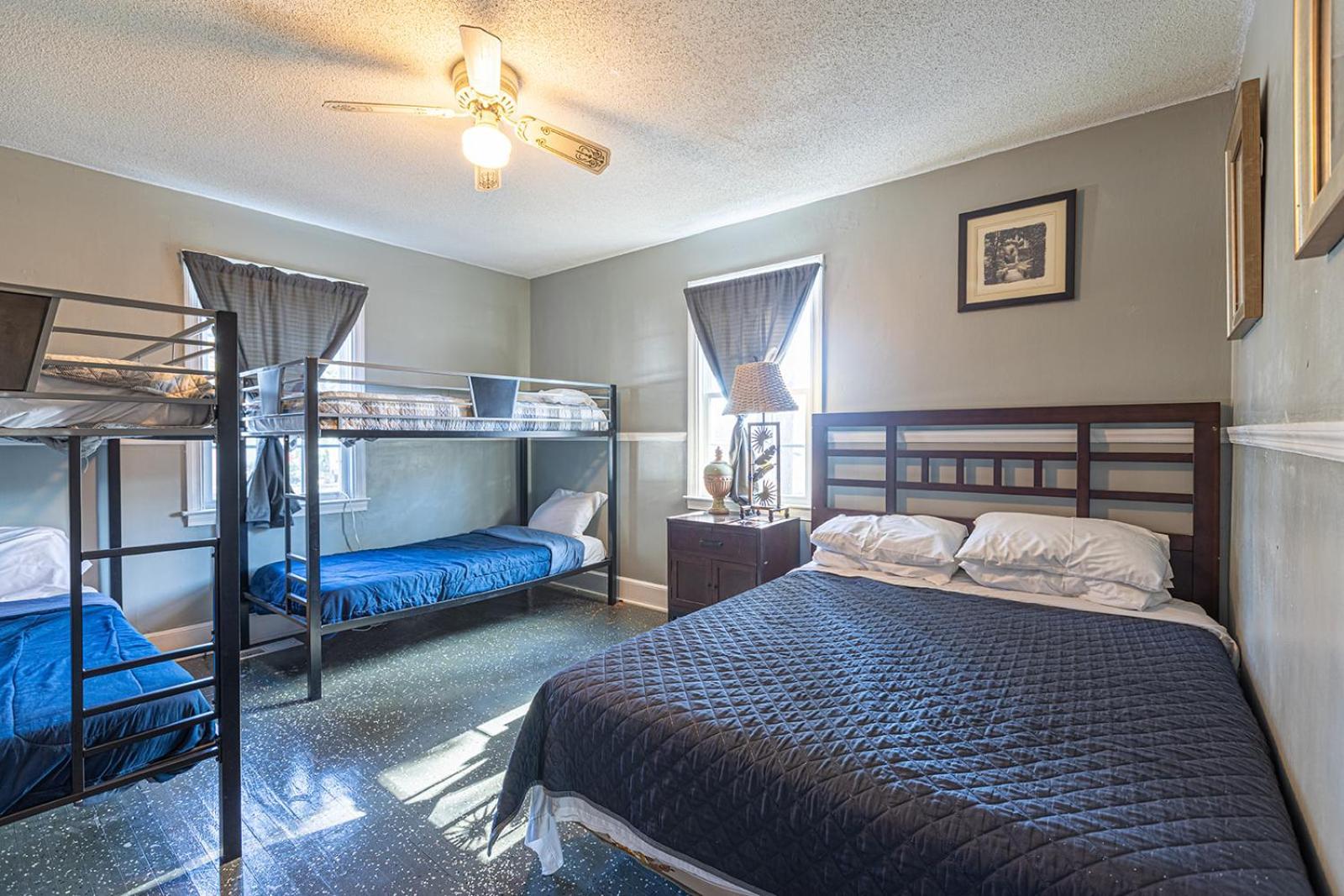 Beachy Central, Near Beach, 2 King Beds, Crib, Huge Private Yard, Patio, Porch, Bbq, & Firepit Holiday home Myrtle Beach