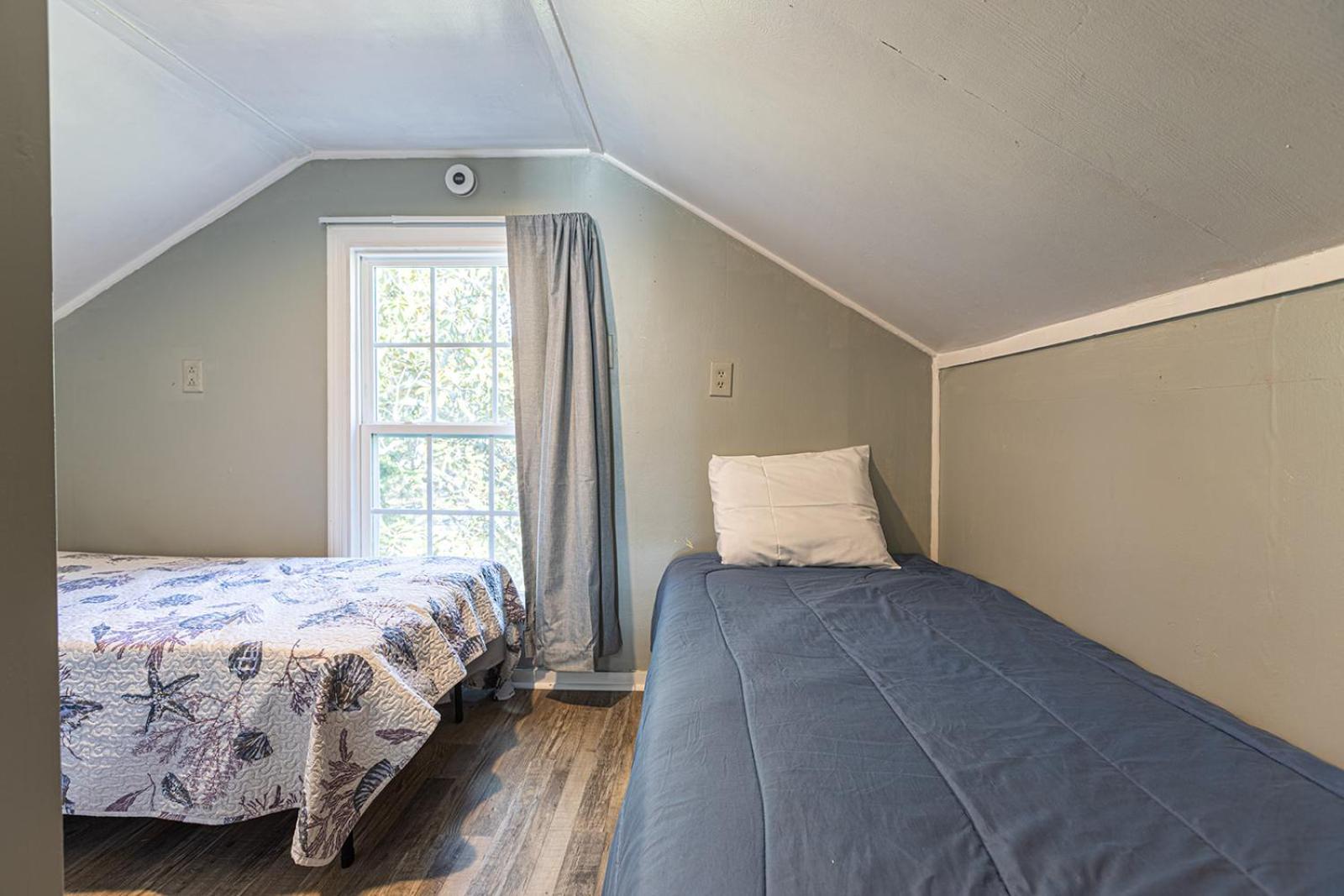 Beachy Central, Near Beach, 2 King Beds, Crib, Huge Private Yard, Patio, Porch, Bbq, & Firepit Holiday home Myrtle Beach