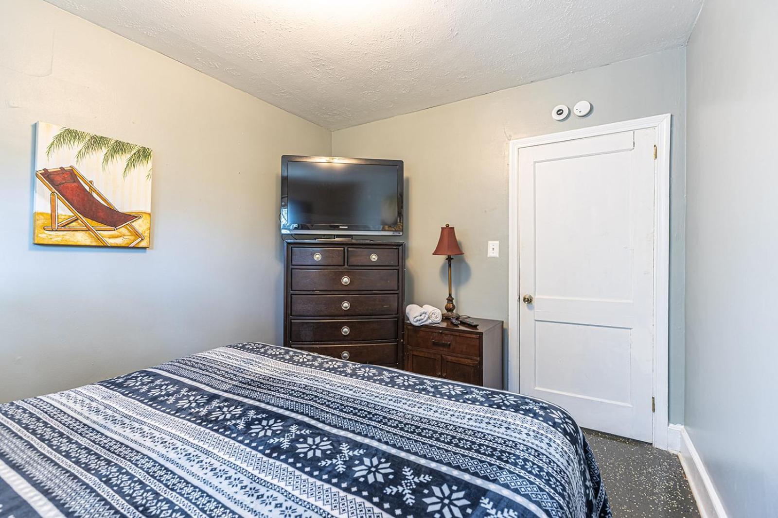 Beachy Central, Near Beach, 2 King Beds, Crib, Huge Private Yard, Patio, Porch, Bbq, & Firepit *