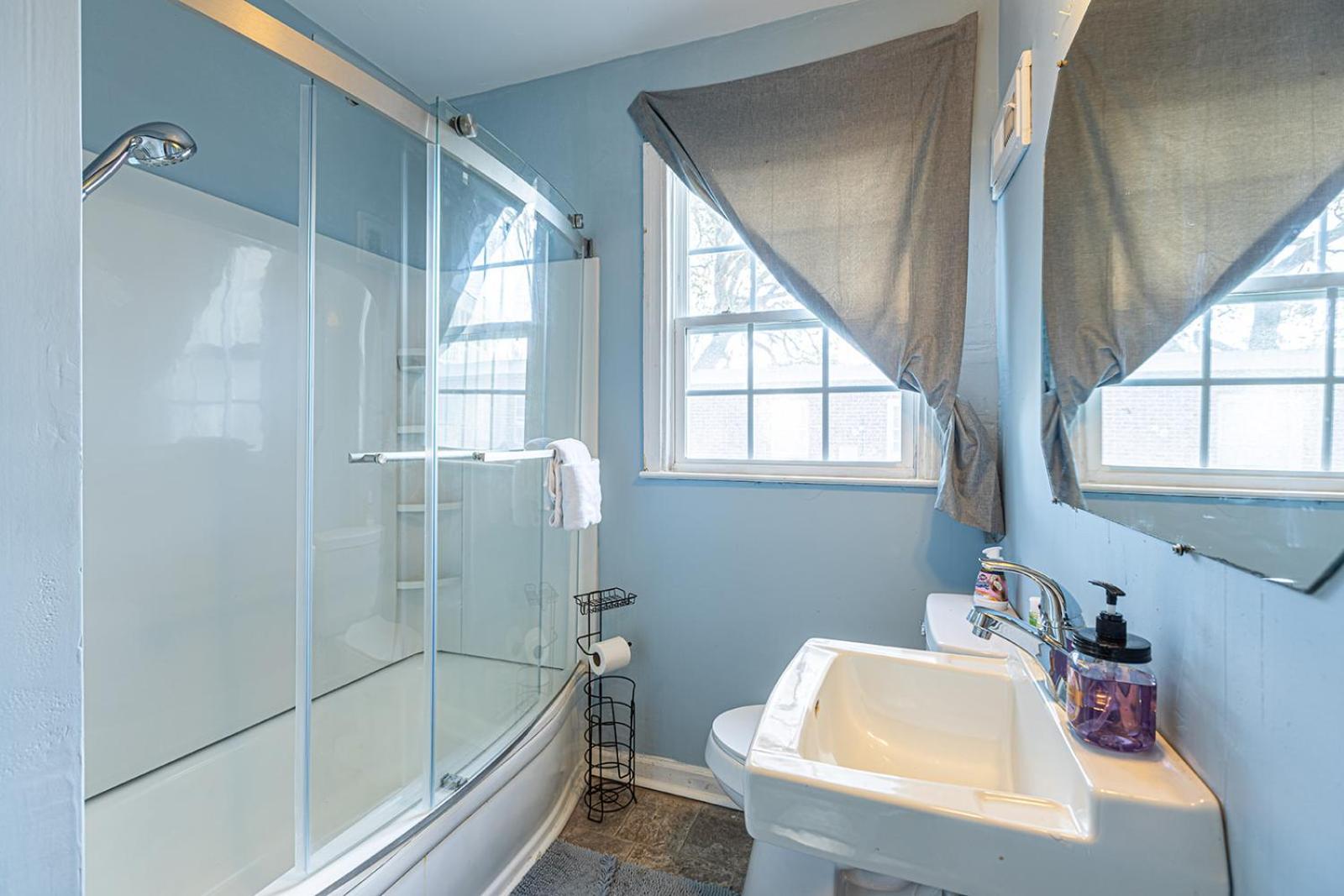Beachy Central, Near Beach, 2 King Beds, Crib, Huge Private Yard, Patio, Porch, Bbq, & Firepit Holiday home